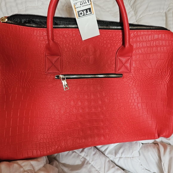 Red  Crocodile Tote&Carry Weekender - Picture 3 of 4
